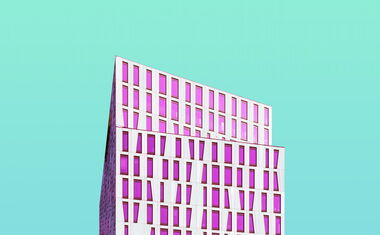 Moderne Architektur vor türkisem Himmel